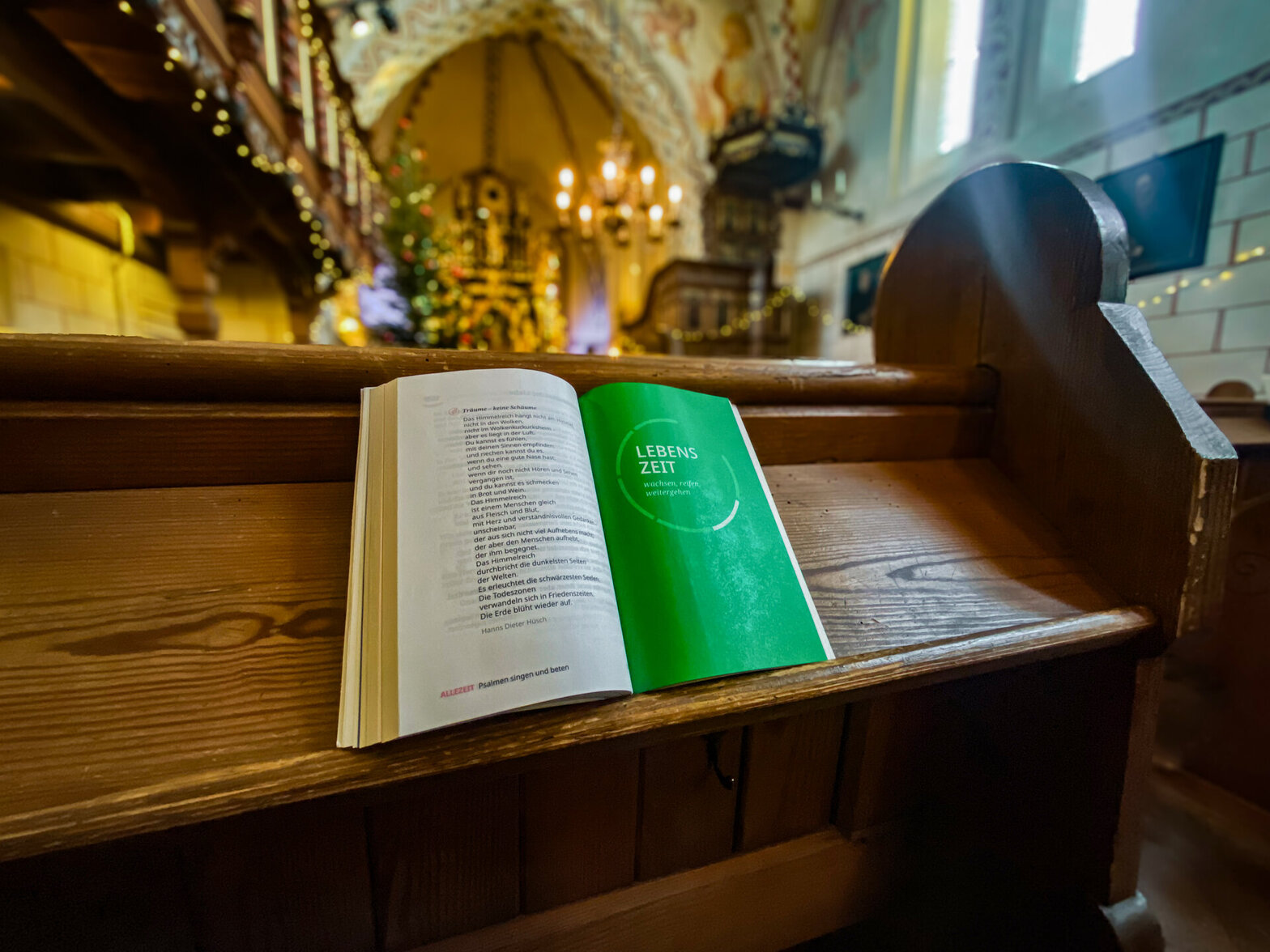 Blick auf ein Gesangbuch in einer Kirche 