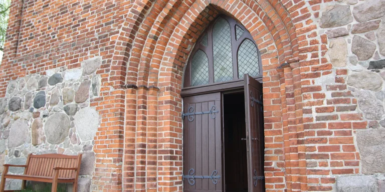 Eine offene Kirchentür