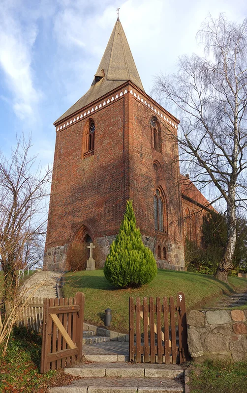 Die Außenansicht der Maria-Magdalenen-Kirche in Berkenthin